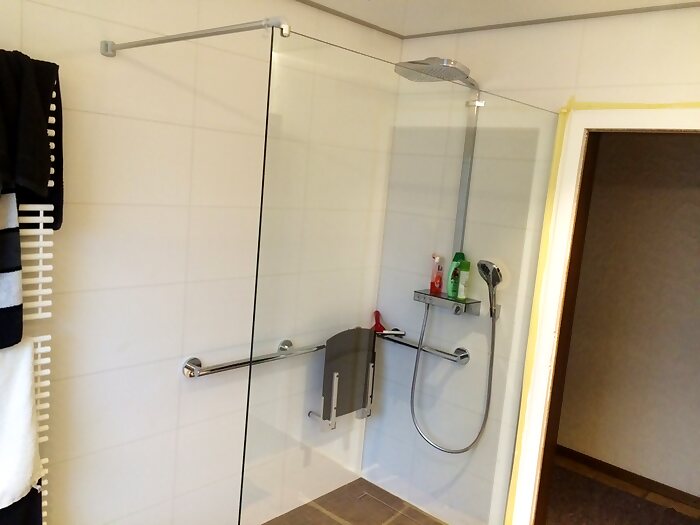Bodengleiche Dusche mit Glasabtrennung und Haltegriff